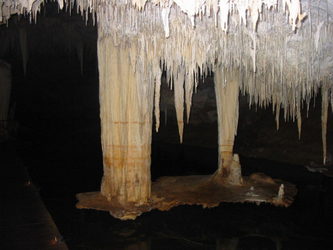 Suspended table – Lake Cave